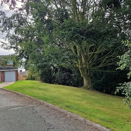 3 Bedroom Detached House Centre Of Whitchurch Whitchurch  Exterior photo