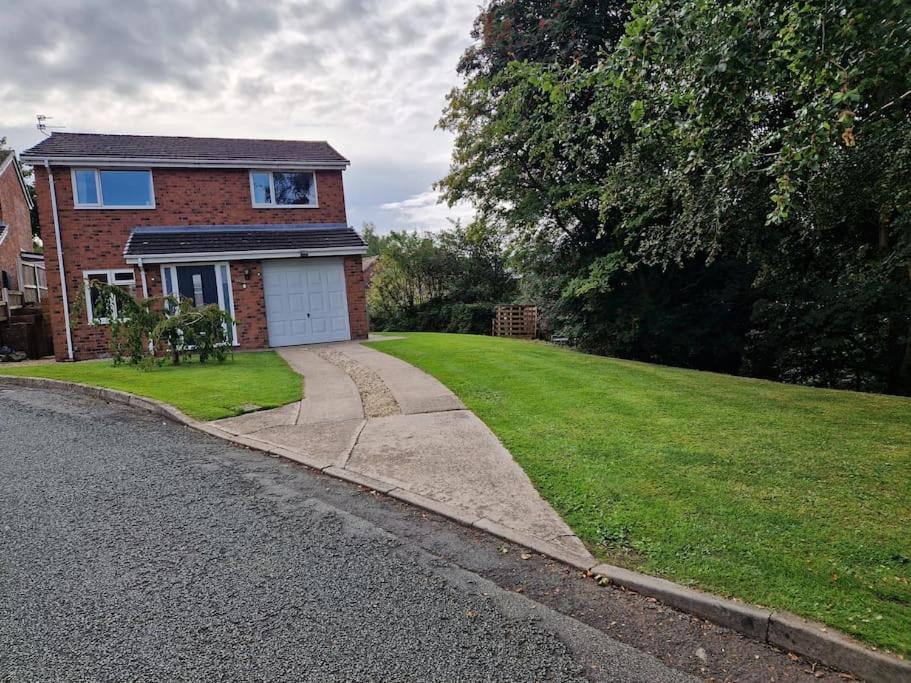 3 Bedroom Detached House Centre Of Whitchurch Holiday home *