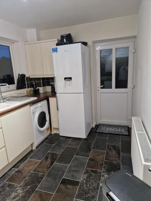 3 Bedroom Detached House Centre Of Whitchurch Whitchurch (Shropshire)