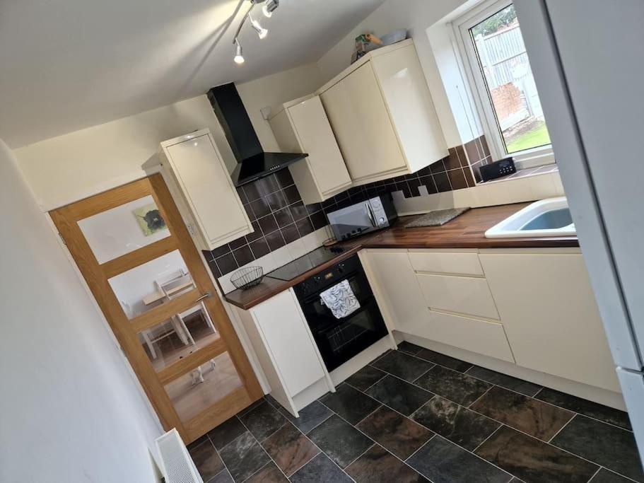 3 Bedroom Detached House Centre Of Whitchurch *