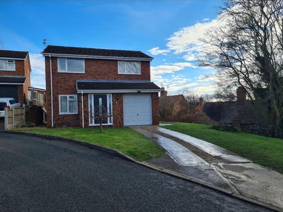 3 Bedroom Detached House Centre Of Whitchurch Holiday home *